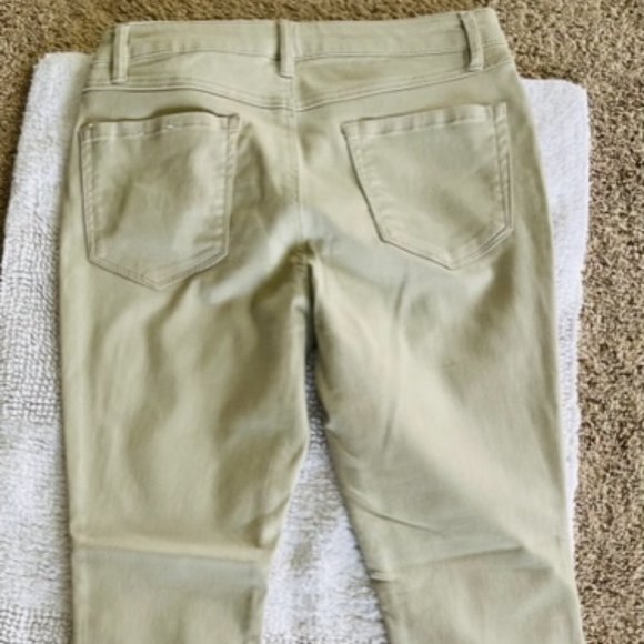 D. Jeans - Picture 1 of 3